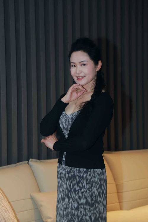 丰满女秘书的相关介绍