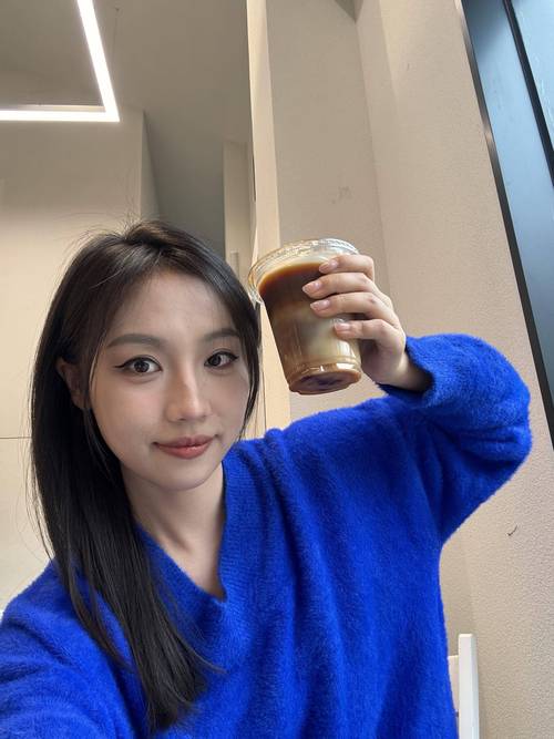 操白黑丝美女的相关介绍