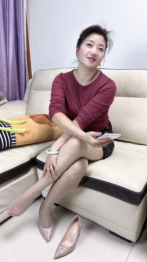玩弄少妇白嫩高耸的乳峰av的相关介绍