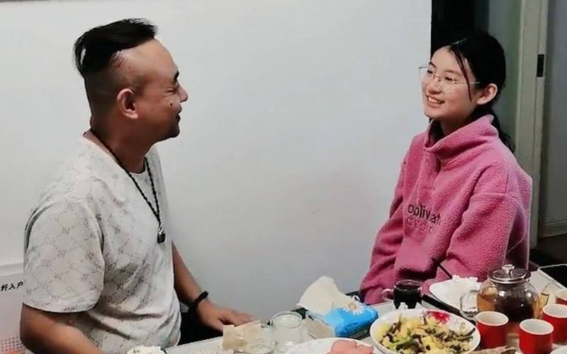 操大奶子美女老师的相关介绍